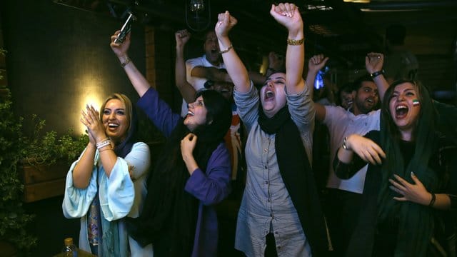 Iranische Fußballfans feiern in einem Restaurant in Teheran den 1:0-Sieg ihres Teams gegen Marokko.