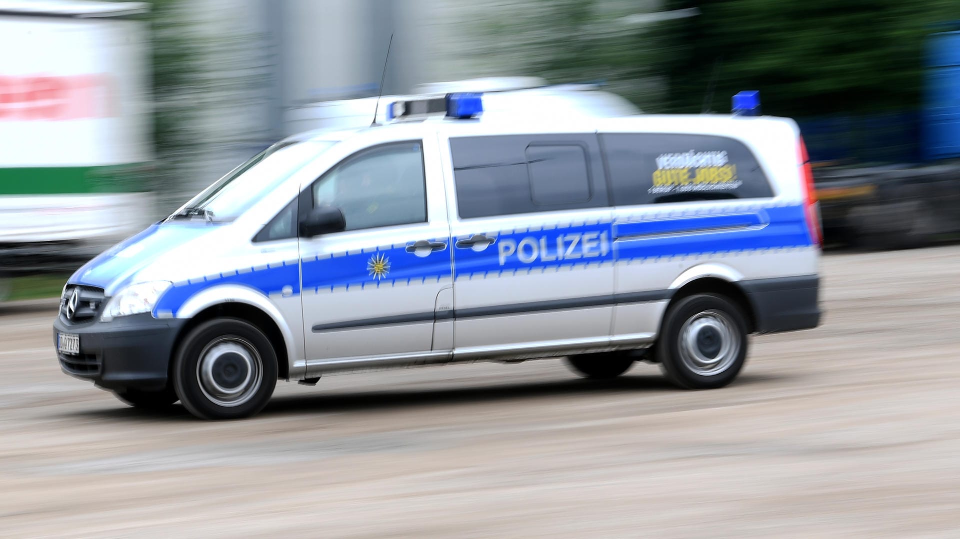 Ein Polizeifahrzeug: Der Täter ist flüchtig. (Symbolbild)