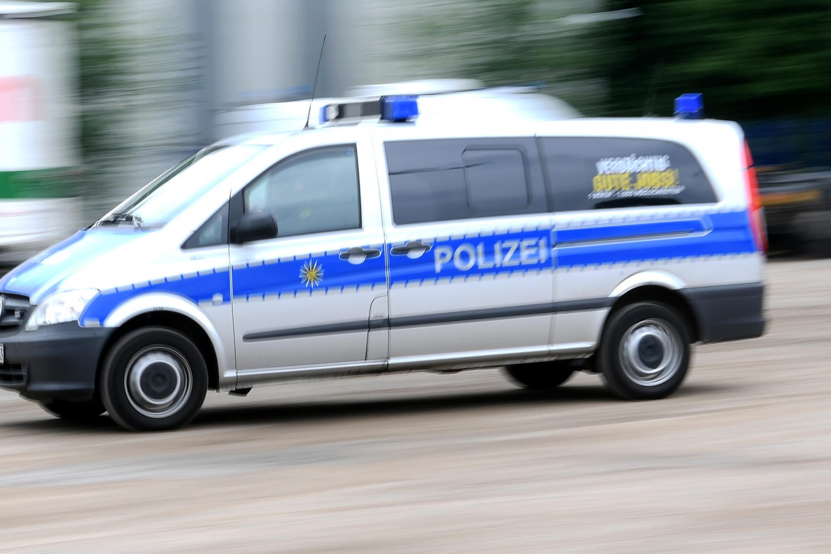 Ein Polizeifahrzeug: Der Täter ist flüchtig. (Symbolbild)