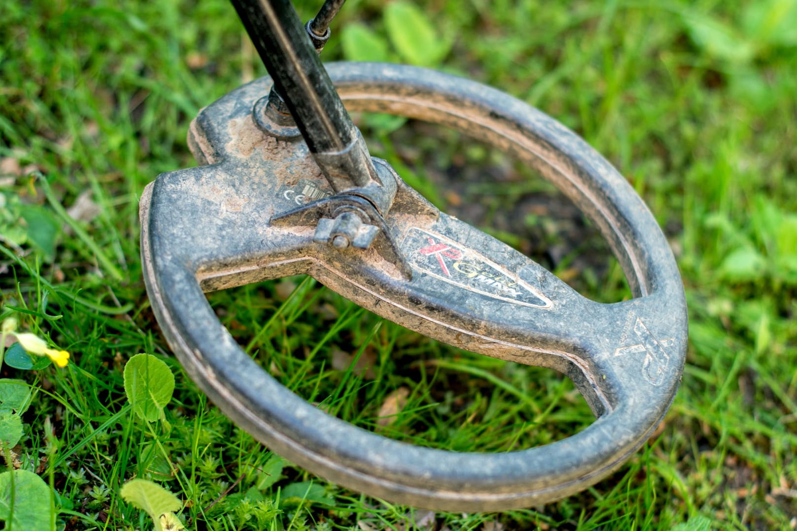 Ein Metalldetektor wird über eine Fundstelle gehalten: Gezielt dürfen sogenannte Sondengänger nicht nach archäologischen Schätzen suchen. (Symbolbild)