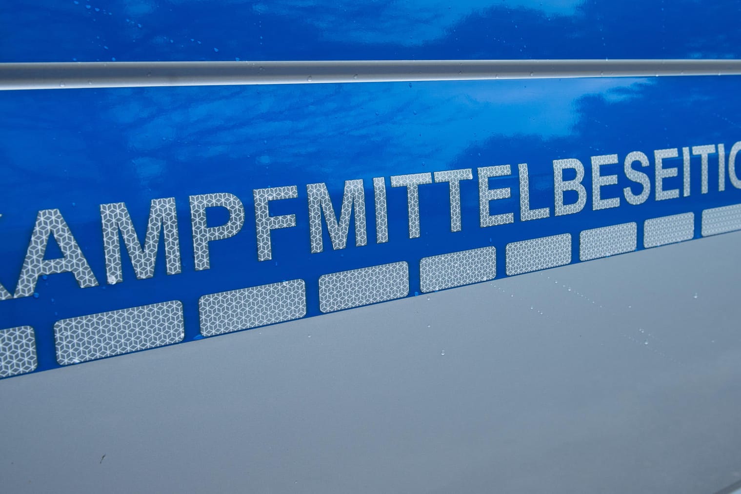 Die Aufschrift "Kampfmittelbeseitigung" auf einem Fahrzeug: Die Experten beschlossen, die Entschärfung so rasch wie möglich durchzuführen. (Archivbild)