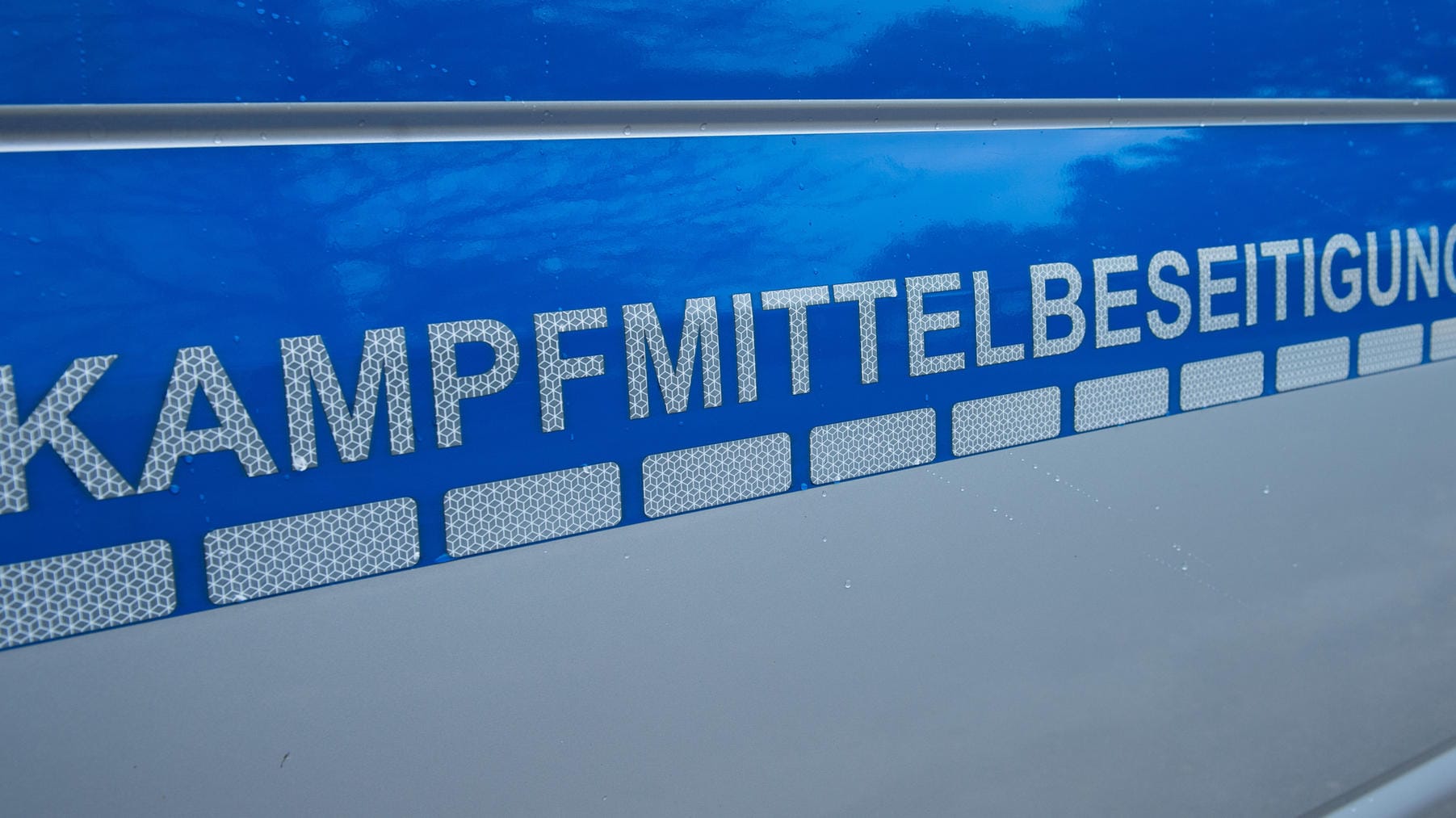 Die Aufschrift "Kampfmittelbeseitigung" auf einem Fahrzeug: Die Experten beschlossen, die Entschärfung so rasch wie möglich durchzuführen. (Archivbild)