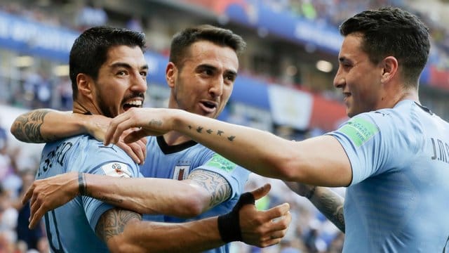 Torschütze Luis Suarez (l-r) und seine Mitspieler Matias Vecino und Jose Maria Gimenez bejubeln den Treffer zum 1:0. Torschütze Luis Suarez (l-r) und seine Mitspieler Matias Vecino und Jose Maria Gimenez bejubeln den Treffer zum 1:0.