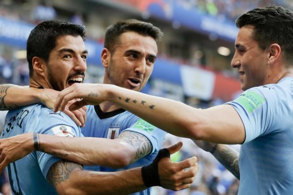 Torschütze Luis Suarez (l-r) und seine Mitspieler Matias Vecino und Jose Maria Gimenez bejubeln den Treffer zum 1:0.