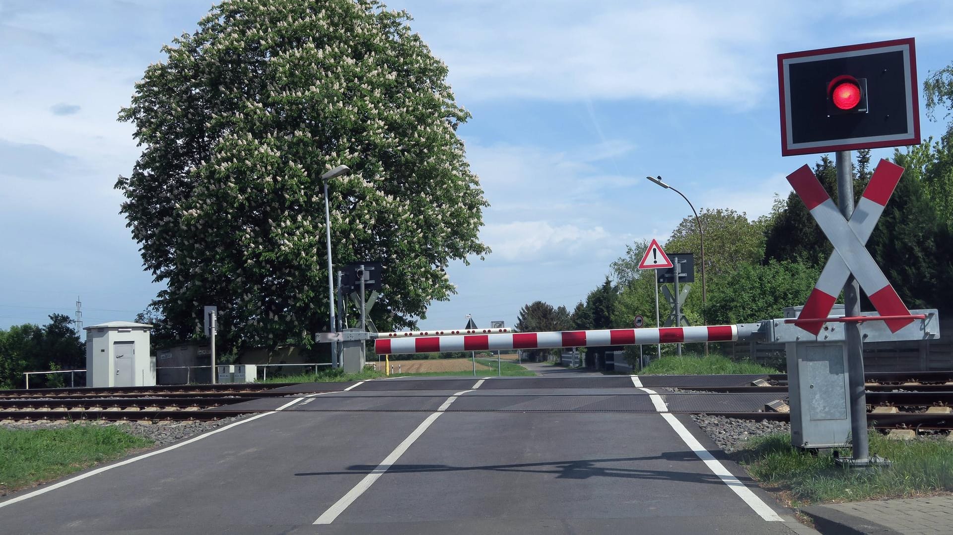 Eine niedergelassene Schranke vor einem Bahnübergang: Über mehrere Stunden hielt die Störung an. (Symbolbild)