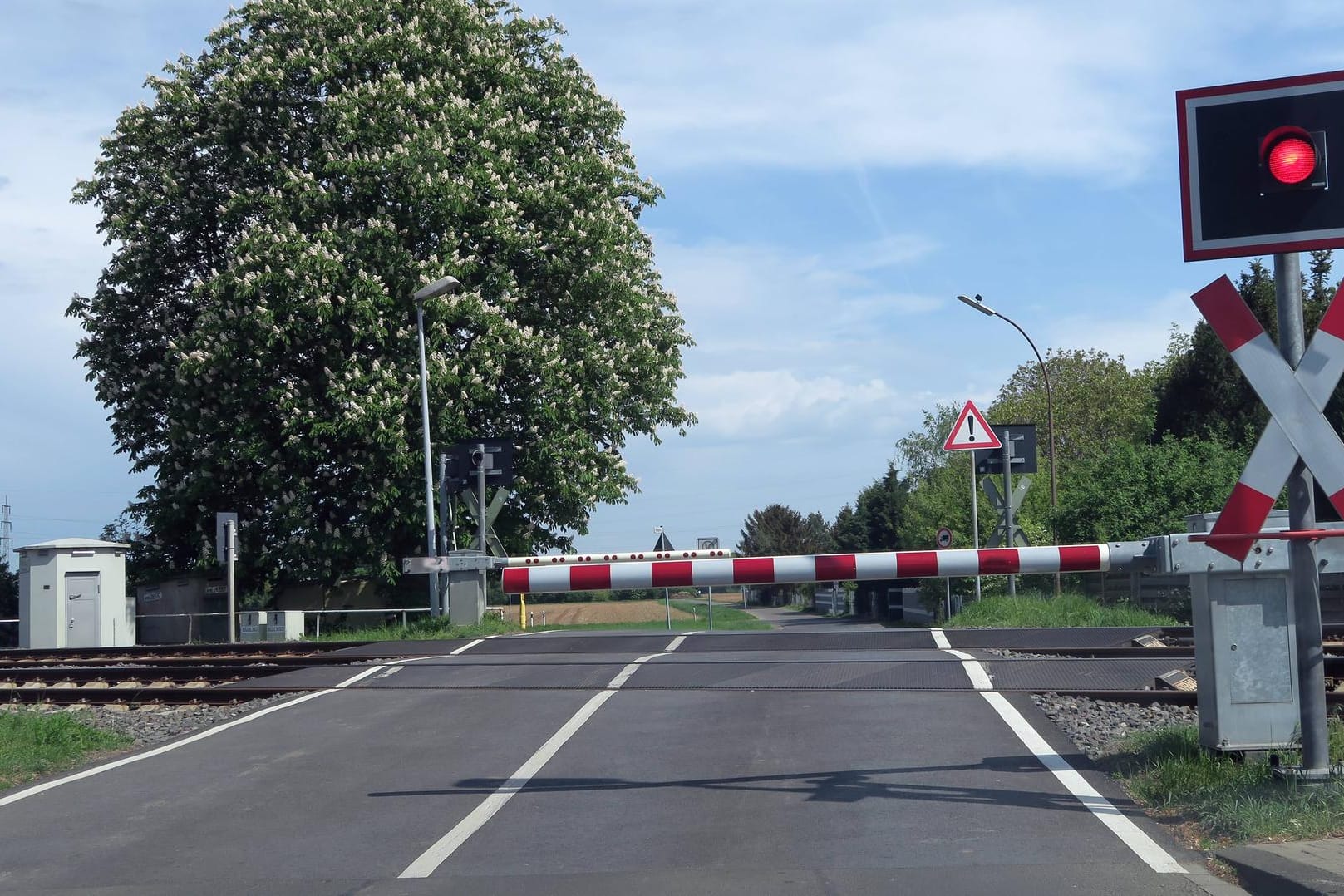 Eine niedergelassene Schranke vor einem Bahnübergang: Über mehrere Stunden hielt die Störung an. (Symbolbild)