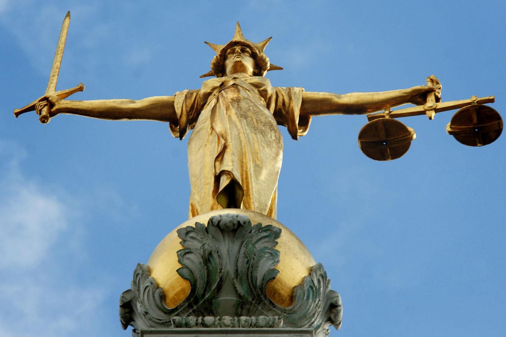 Eine Statue der Gerechtigkeitsgöttin Justitia: Schon im Jahr 2000 wurde erstmals gegen den Angeklagten wegen Verdachts auf sexuellen Missbrauch ermittelt. (Archivbild)