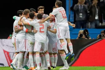 Die Spieler aus Spanien freuen sich über den Treffer ihres Teamkollegen Costa zum 1:0 gegen den Iran.