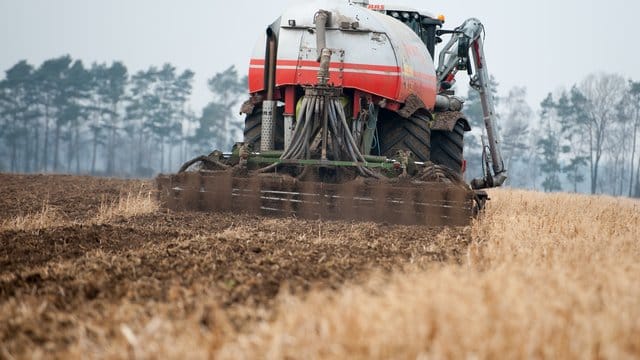 Gülle wird auf einem Feld verteilt. Gülle wird auf einem Feld verteilt.