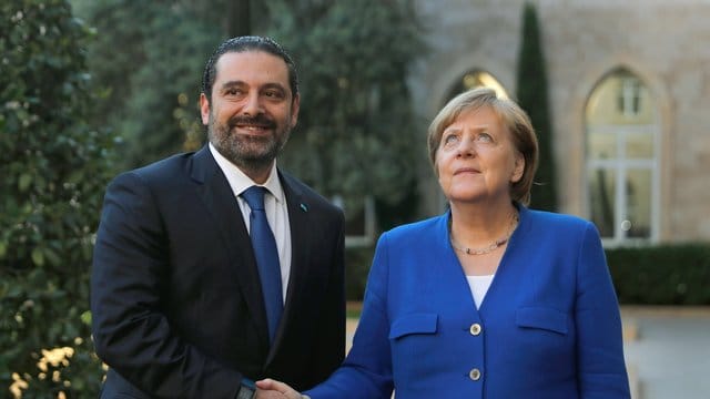 Bundeskanzlerin Angela Merkel wird in Beirut vom libanesischen Ministerpräsidenten Saad Hariri begrüßt.