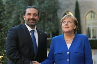 Bundeskanzlerin Angela Merkel wird in Beirut vom libanesischen Ministerpräsidenten Saad Hariri begrüßt.
