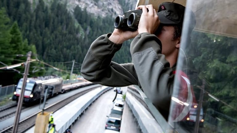 Ein Soldat des österreichischen Bundesheers beobachtet am Brenner eine Kontrollstelle für Güterzüge.
