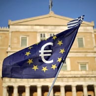 Fahne auf einer Pro-Euro Demonstration vor dem griechischen Parlament: Die Grünen fordern nun Schuldenerleichterungen für Athen.
