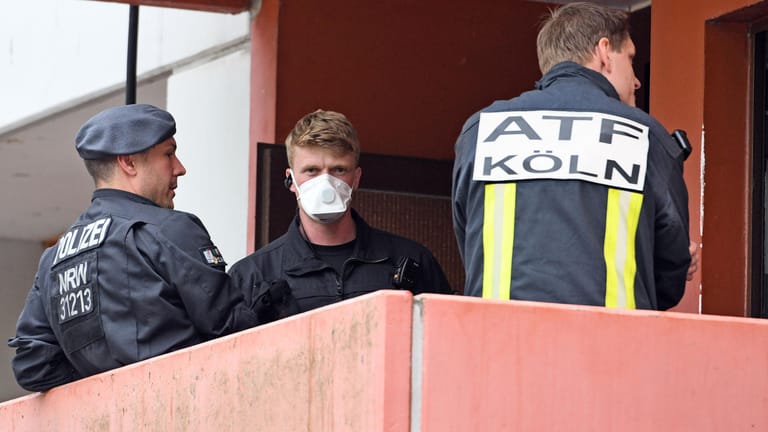 Polizisten und ein Feuerwehrmann im Wohnkomplex Osloerstraße 3 in Köln-Chorweiler: Dort hatte Sief Allah H. 84,3 Milligramm hochgiftiges Rizin hergestellt.