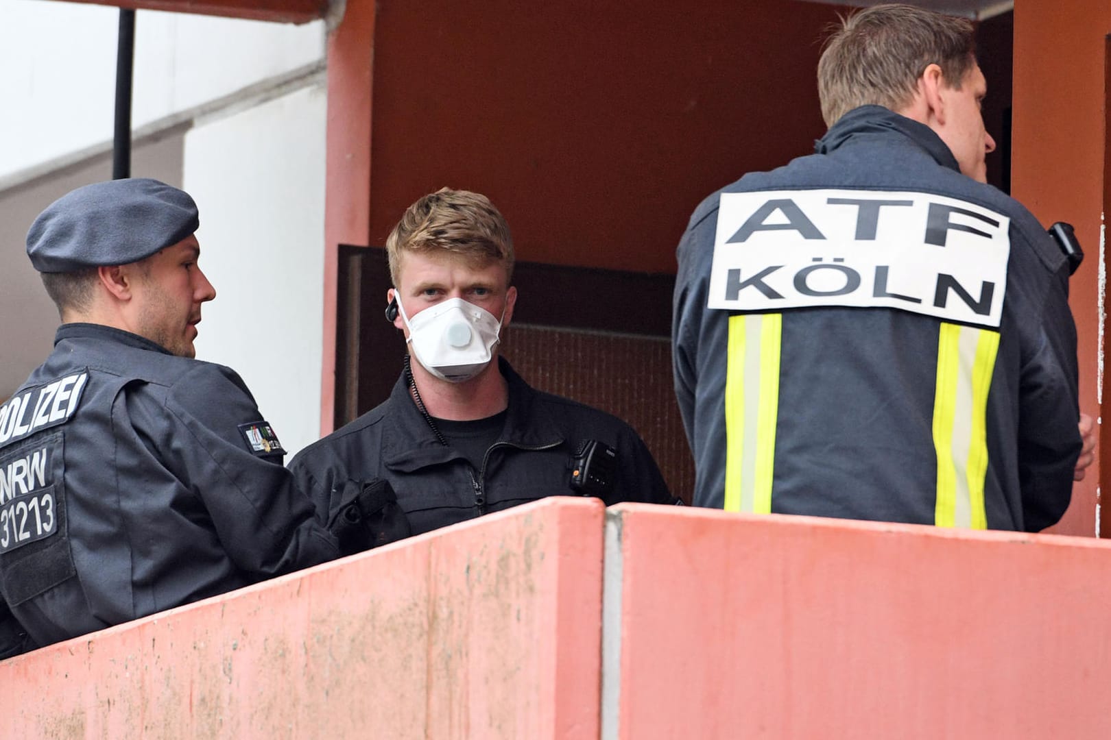 Polizisten und ein Feuerwehrmann im Wohnkomplex Osloerstraße 3 in Köln-Chorweiler: Dort hatte Sief Allah H. 84,3 Milligramm hochgiftiges Rizin hergestellt.