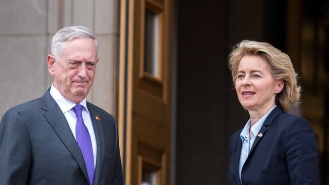 Ursula von der Leyen wird vom US-Verteidigungsminister James Mattis begrüßt. Ursula von der Leyen wird vom US-Verteidigungsminister James Mattis begrüßt.