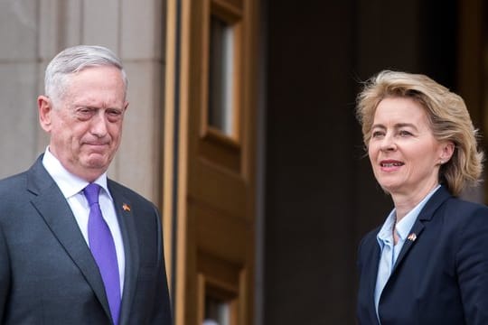 Ursula von der Leyen wird vom US-Verteidigungsminister James Mattis begrüßt.