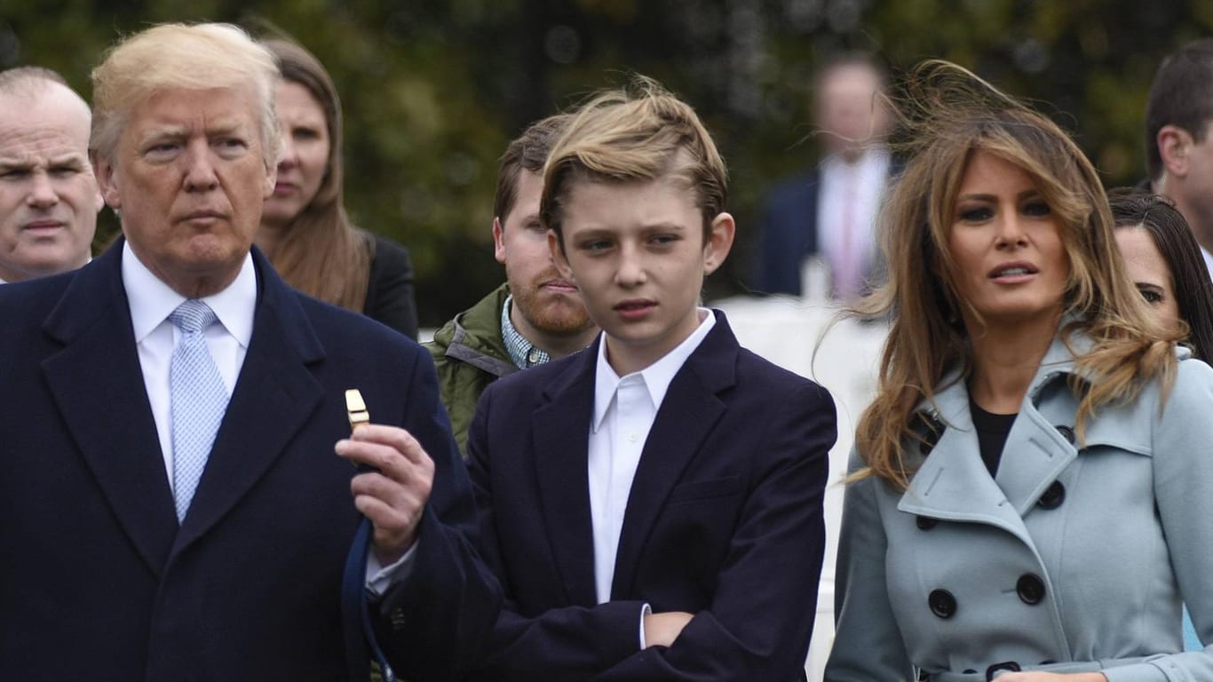 Die Präsidenten-Familie ist empört: Donald Trump, sein Sohn Barron und Trumps Ehefrau Melania.