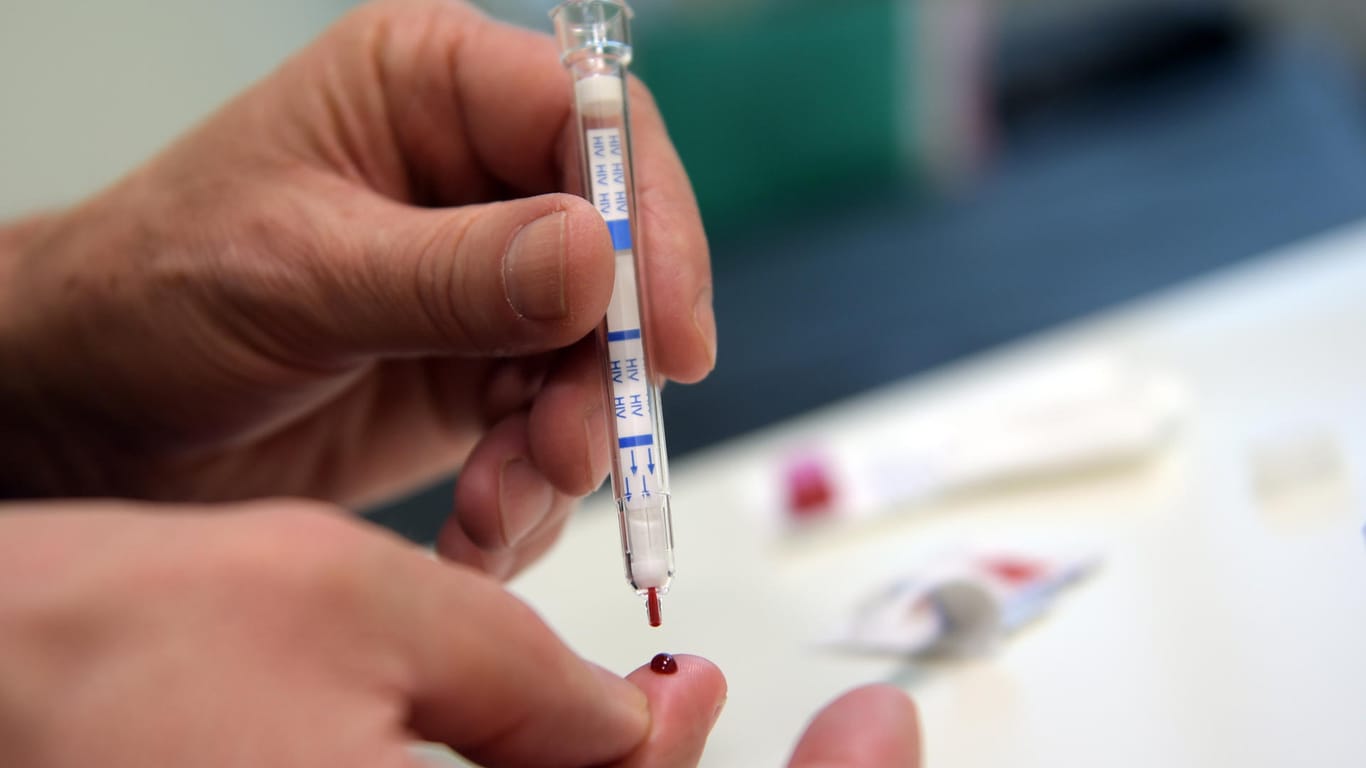 HIV-Test: Ein Mann verklagte seine Ärzte erfolgreich nachdem sie versäumten ihn auf das Virus zu testen.