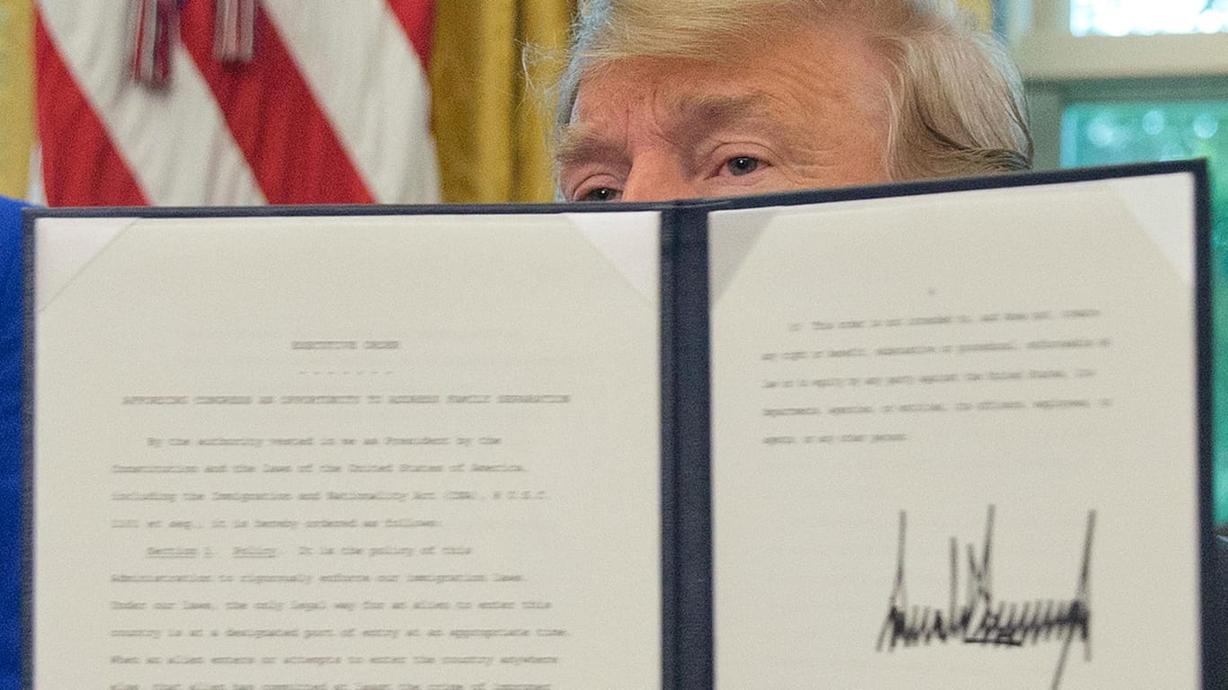 Donald Trump: Der US-Präsident zeigt das unterschriebene vorübergehende Dekret, mit dem die von seiner Regierung selbst begonnene Trennung illegaler Einwanderer von ihren Kindern beendet werden soll.
