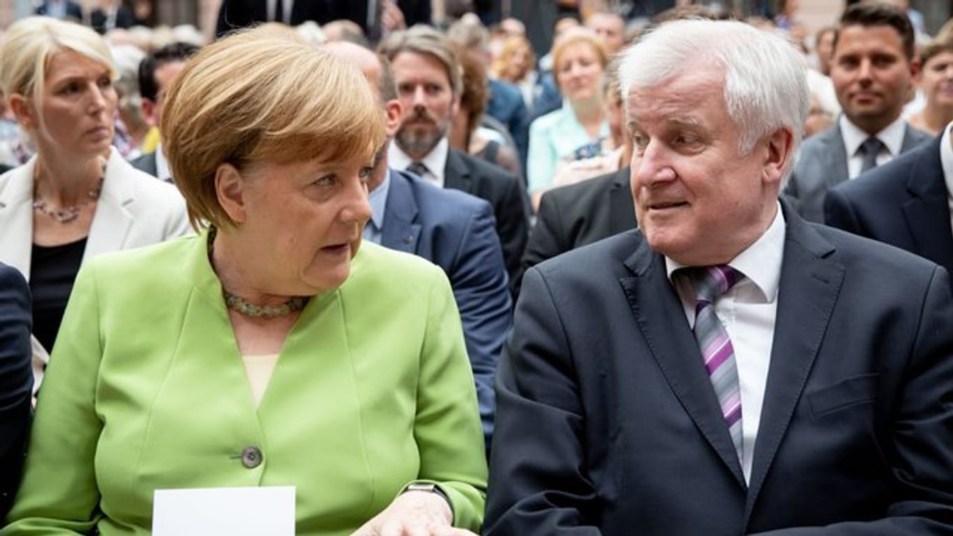 Kanzlerin Angela Merkel will bei einem Sondertreffen mit mehreren EU-Staaten bilaterale Abkommen zur Flüchtlingspolitik vereinbaren, um so den Konflikt mit der Schwesterpartei CSU zu entschärfen.