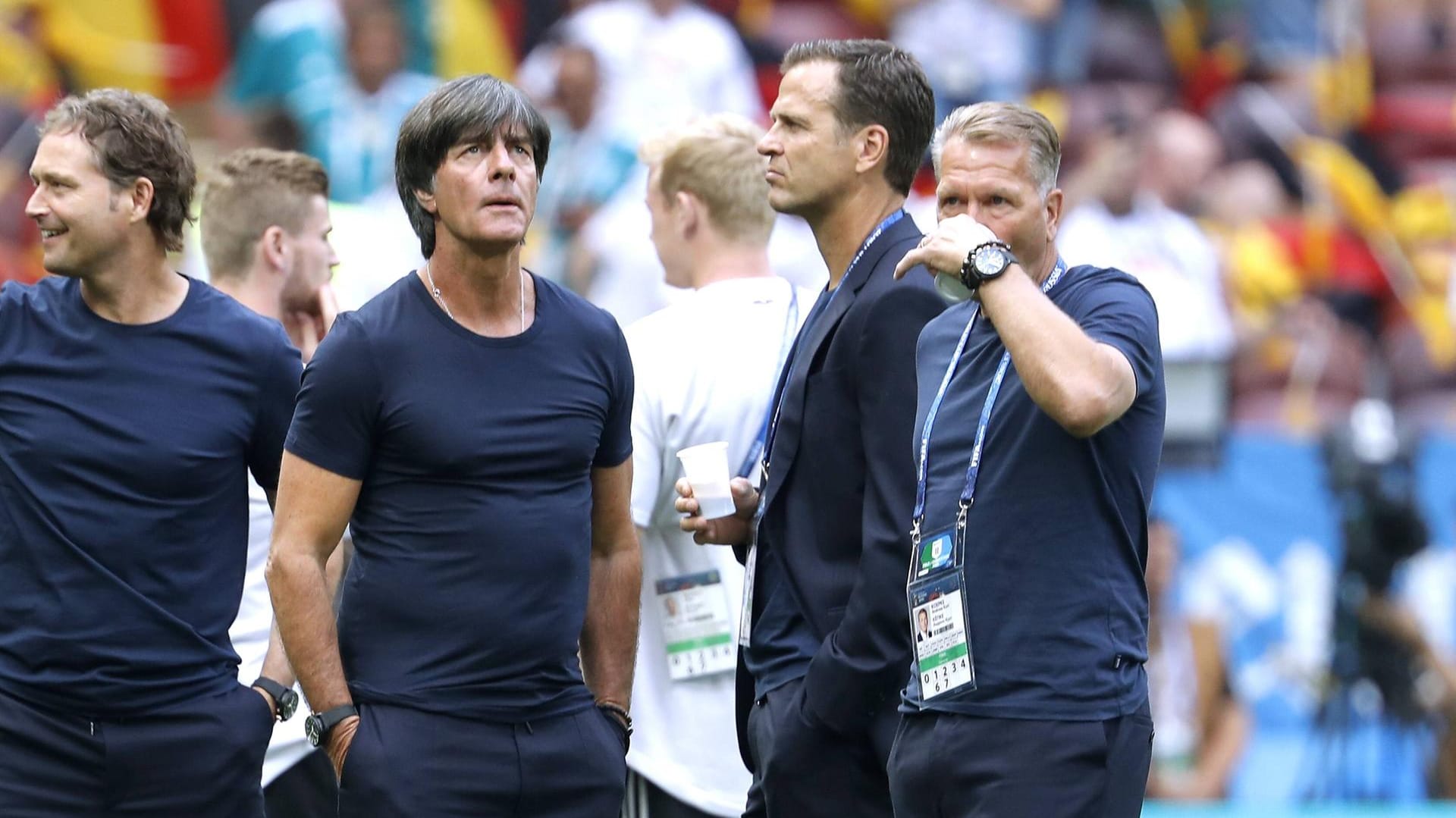 Co-Trainer Marcus Sorg, Trainer Joachim Löw, Teammanager Oliver Bierhoff und Torwarttrainer Andreas Köpke vor dem peinlichen WM-Start gegen Mexiko im Stadion.