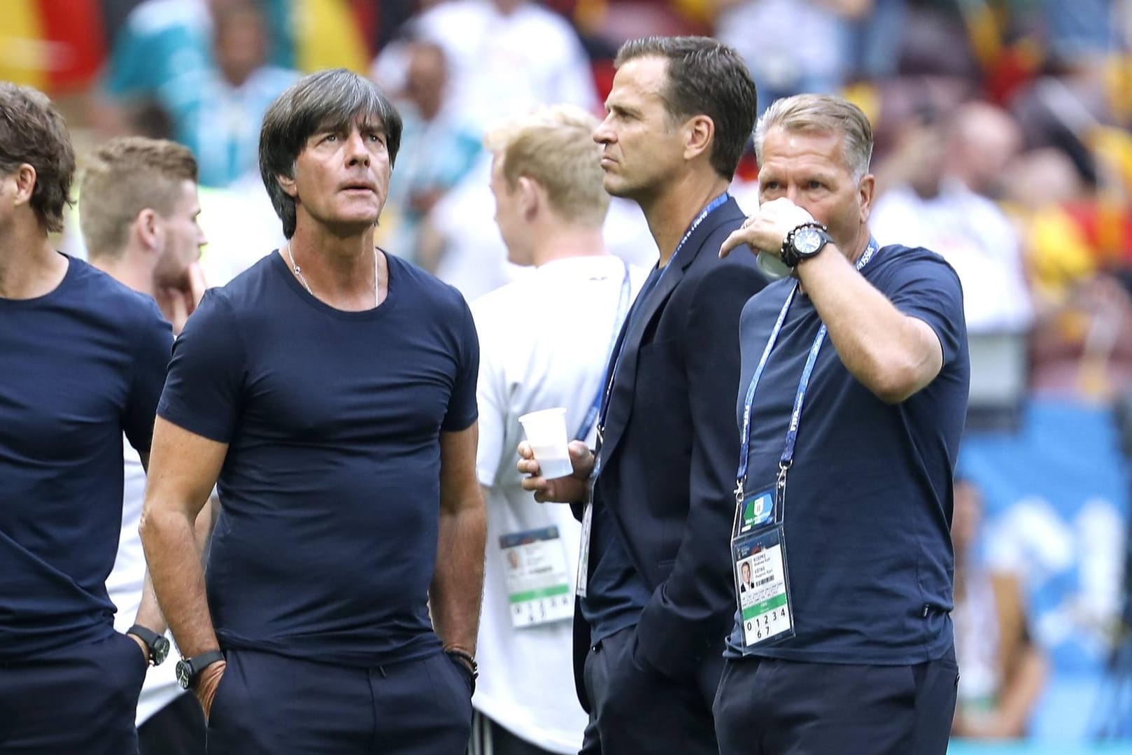 Co-Trainer Marcus Sorg, Trainer Joachim Löw, Teammanager Oliver Bierhoff und Torwarttrainer Andreas Köpke vor dem peinlichen WM-Start gegen Mexiko im Stadion.