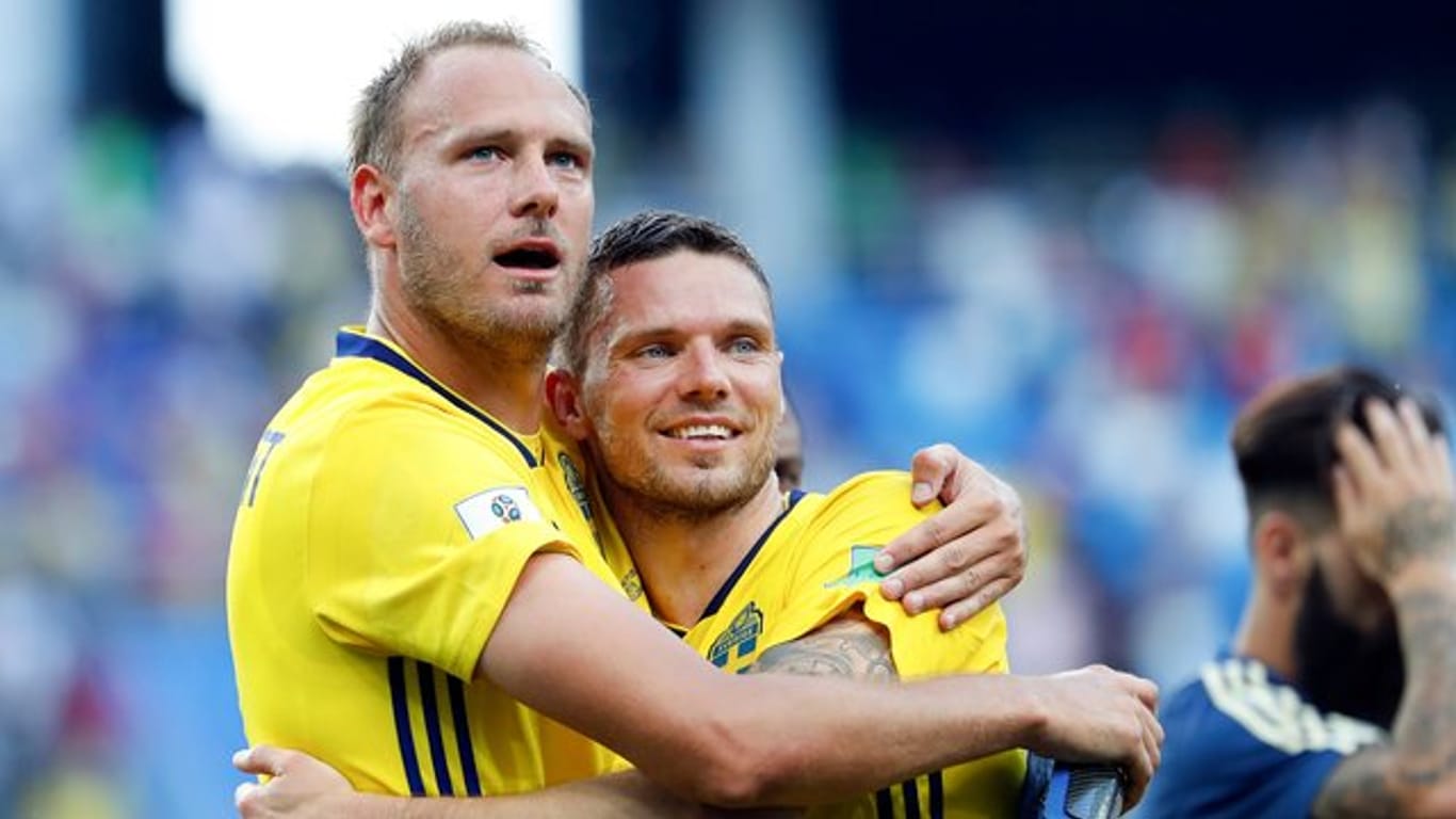 Schweden-Kapitän Andreas Granqvist (l) will auch gegen die DFB-Elf über einen Sieg jubeln.