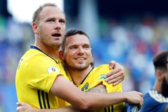 Schweden-Kapitän Andreas Granqvist (l) will auch gegen die DFB-Elf über einen Sieg jubeln.