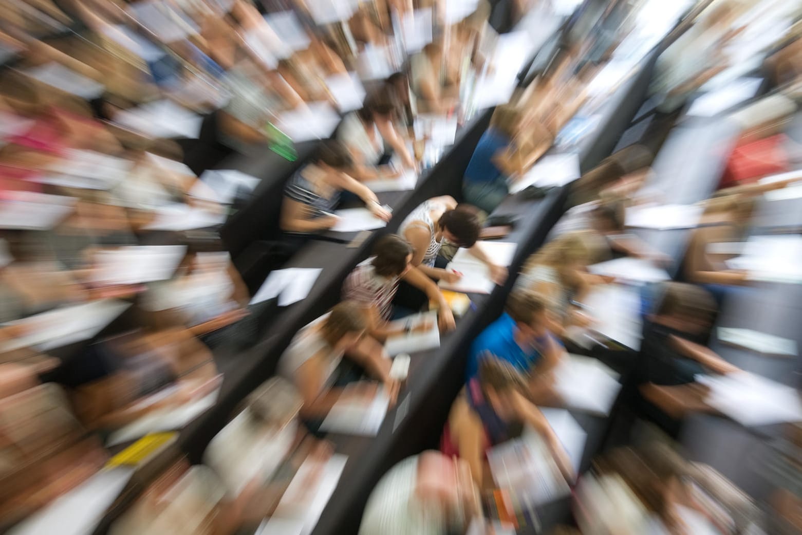 Studenten sitzen in einem Hörsaal: 48 Studenten haben in Stuttgart eine Klausur abgebrochen und dubiose Atteste vorgelegt.