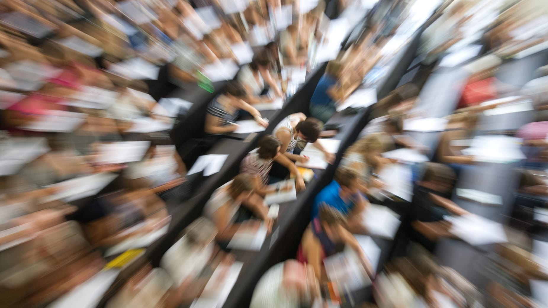 Studenten sitzen in einem Hörsaal: 48 Studenten haben in Stuttgart eine Klausur abgebrochen und dubiose Atteste vorgelegt.