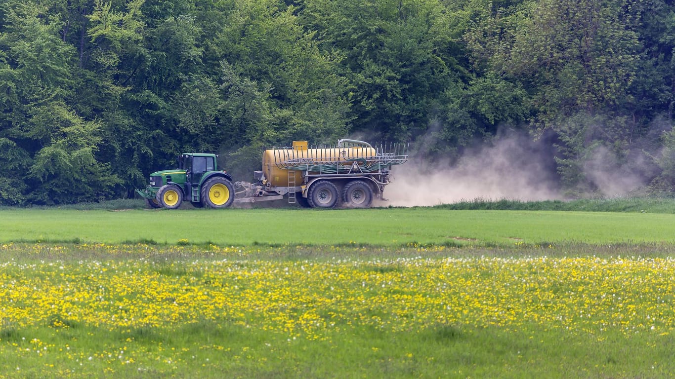 Traktor: Nitrate aus überschüssigem Dünger sickern ins Grundwasser.