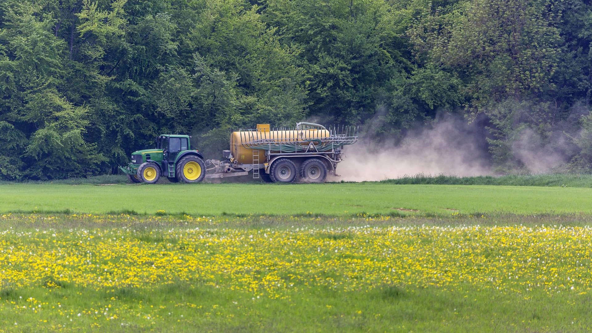 Traktor: Nitrate aus überschüssigem Dünger sickern ins Grundwasser.