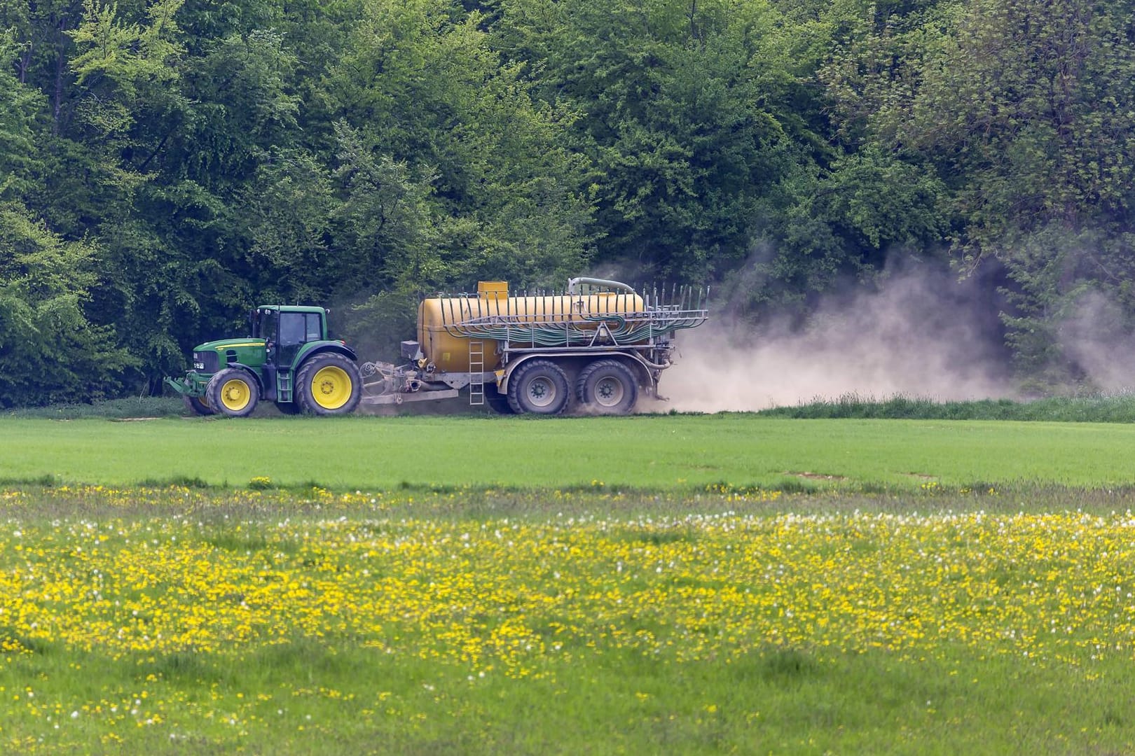 Traktor: Nitrate aus überschüssigem Dünger sickern ins Grundwasser.