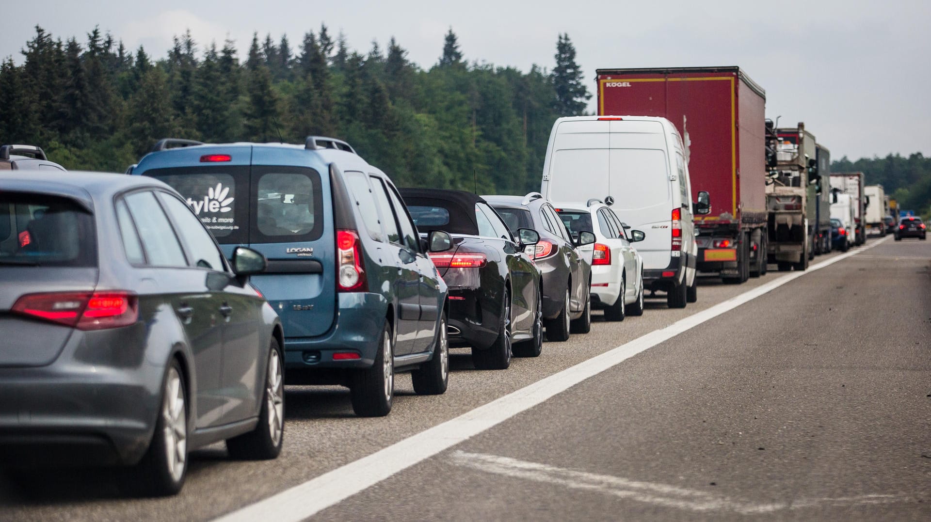 Autos stauen sich: Der Beginn der Sommerferien in einigen Bundesländern könnte dieses Wochenende zu vollen Straßen führen.