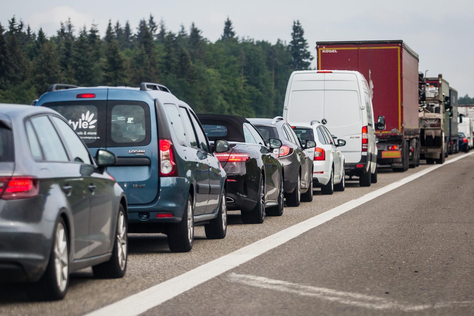 Autos stauen sich: Der Beginn der Sommerferien in einigen Bundesländern könnte dieses Wochenende zu vollen Straßen führen.