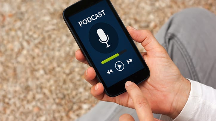 Smartphone mit Podcast-App