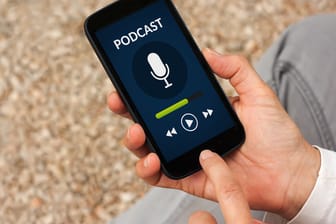 Smartphone mit Podcast-App