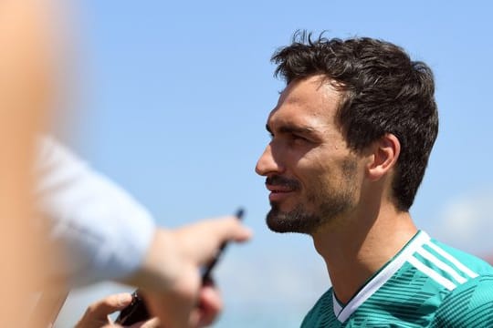Verteidiger Mats Hummels gibt vor dem Training Auskunft.