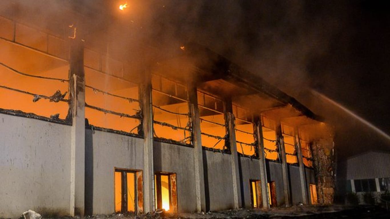 Blick auf die brennende Sporthalle in Nauen.