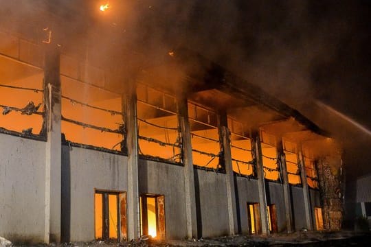 Blick auf die brennende Sporthalle in Nauen.