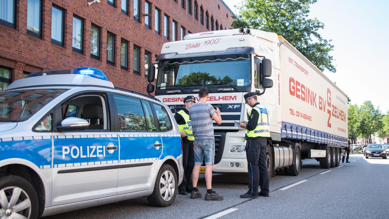 Polizeieinsatz in Hamburg: Nach vereinzelten Kontrollen seit Anfang Juni prüfen Polizisten nun in einem großen Einsatz auf der Stresemannstraße, ob sich Lastwagenfahrer an das Dieselfahrverbot halten.