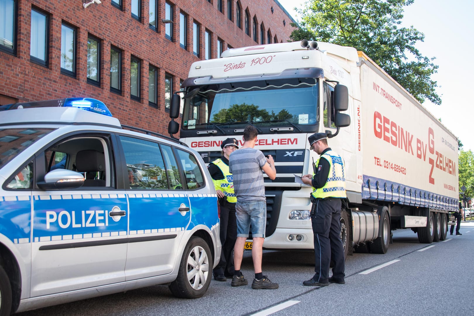 Polizeieinsatz in Hamburg: Nach vereinzelten Kontrollen seit Anfang Juni prüfen Polizisten nun in einem großen Einsatz auf der Stresemannstraße, ob sich Lastwagenfahrer an das Dieselfahrverbot halten.