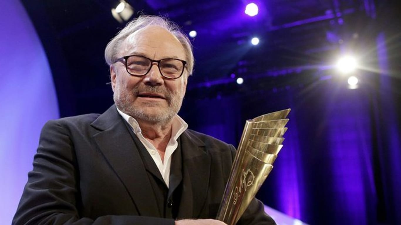 Klaus Maria Brandauer im Jahr 2014 während der Nestroy-Gala mit dem Preis für sein Lebenswerk.