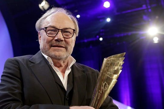 Klaus Maria Brandauer im Jahr 2014 während der Nestroy-Gala mit dem Preis für sein Lebenswerk.