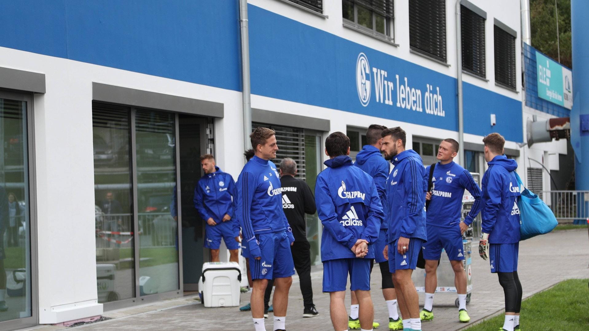 Kabinentrakt vom FC Schalke während der Saison: Das Trainingsgelände wurde vergangenes Jahr für ca. 1,5 Millionen Euro modernisiert. Kabinentrakt vom FC Schalke während der Saison: Das Trainingsgelände wurde vergangenes Jahr für ca. 1,5 Millionen Euro modernisiert.