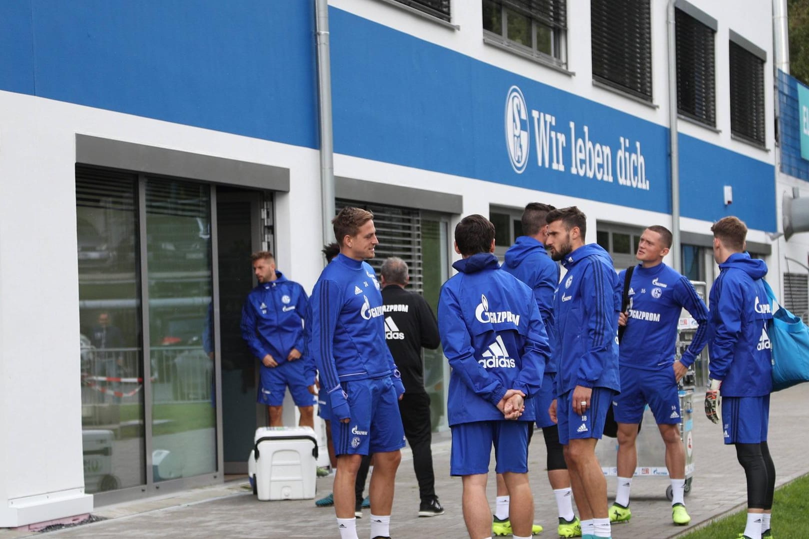 Kabinentrakt vom FC Schalke während der Saison: Das Trainingsgelände wurde vergangenes Jahr für ca. 1,5 Millionen Euro modernisiert.