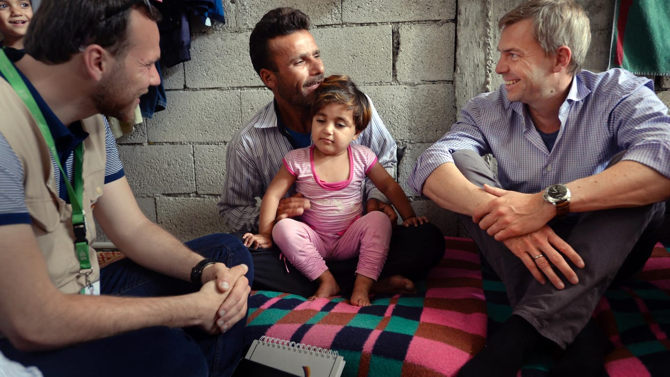 Till Wahnbaeck (r.) beim Besuch einer syrischen Familie in der Türkei: Im Gastbeitrag für t-online.de berichtet der Chef der Welthungerhilfe von seiner Arbeit – und davon, wie die Welt den Hunger besiegen kann.