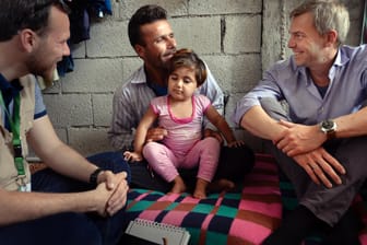 Till Wahnbaeck (r.) beim Besuch einer syrischen Familie in der Türkei: Im Gastbeitrag für t-online.de berichtet der Chef der Welthungerhilfe von seiner Arbeit – und davon, wie die Welt den Hunger besiegen kann.