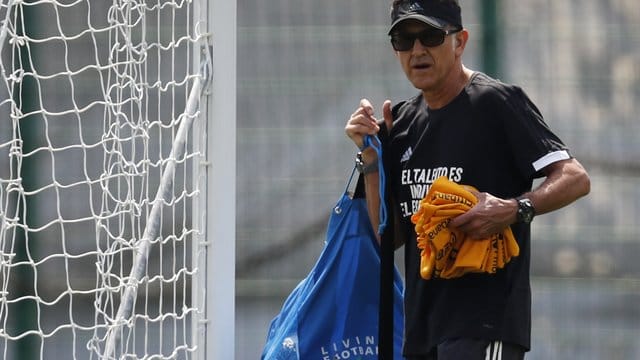 Bereitet sein Team abgeschottet auf das Spiel gegen Südkorea vor: Coach Juan Carlos Osorio. Bereitet sein Team abgeschottet auf das Spiel gegen Südkorea vor: Coach Juan Carlos Osorio.